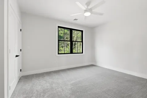 17 Newbury Road Pelham NH 03076