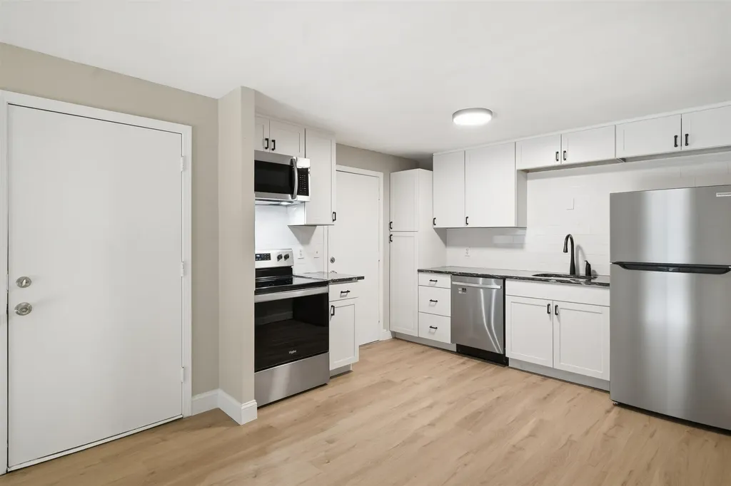 8 Strawberry Bank Road Nashua NH 03062