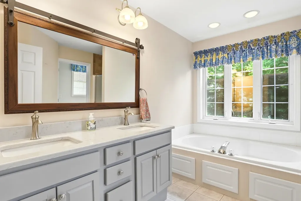 57 Lindsay Road Hooksett NH 03106