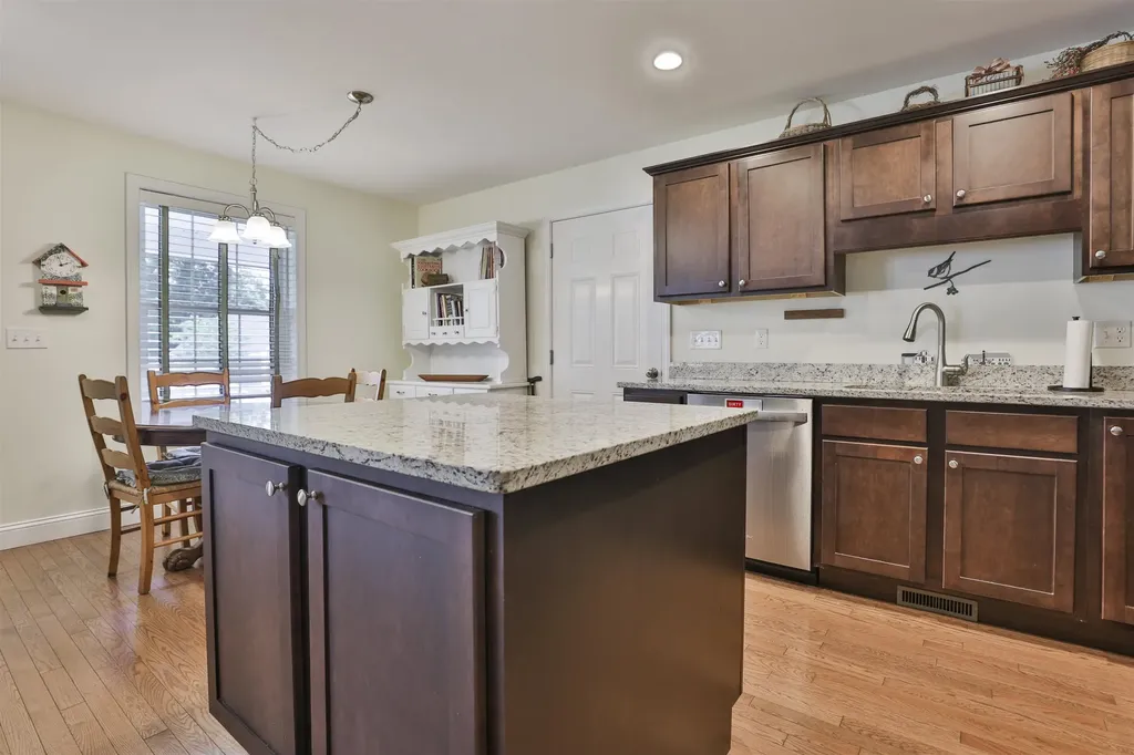 8 Cedar Way Goffstown NH 03045
