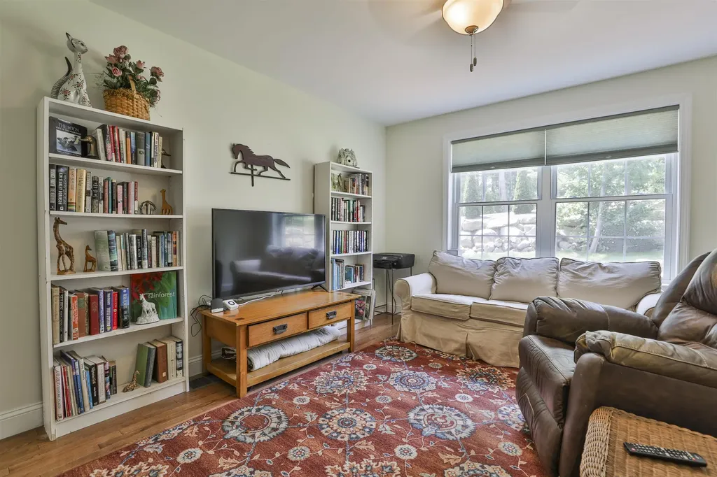 8 Cedar Way Goffstown NH 03045