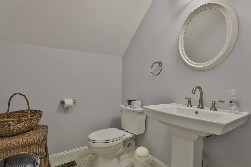 8 Cedar Way Goffstown NH 03045