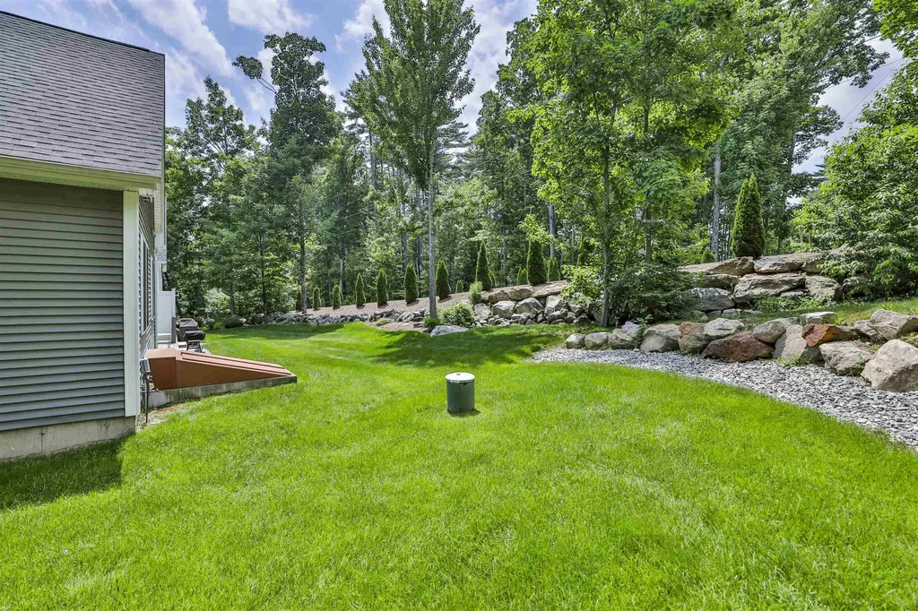 8 Cedar Way Goffstown NH 03045