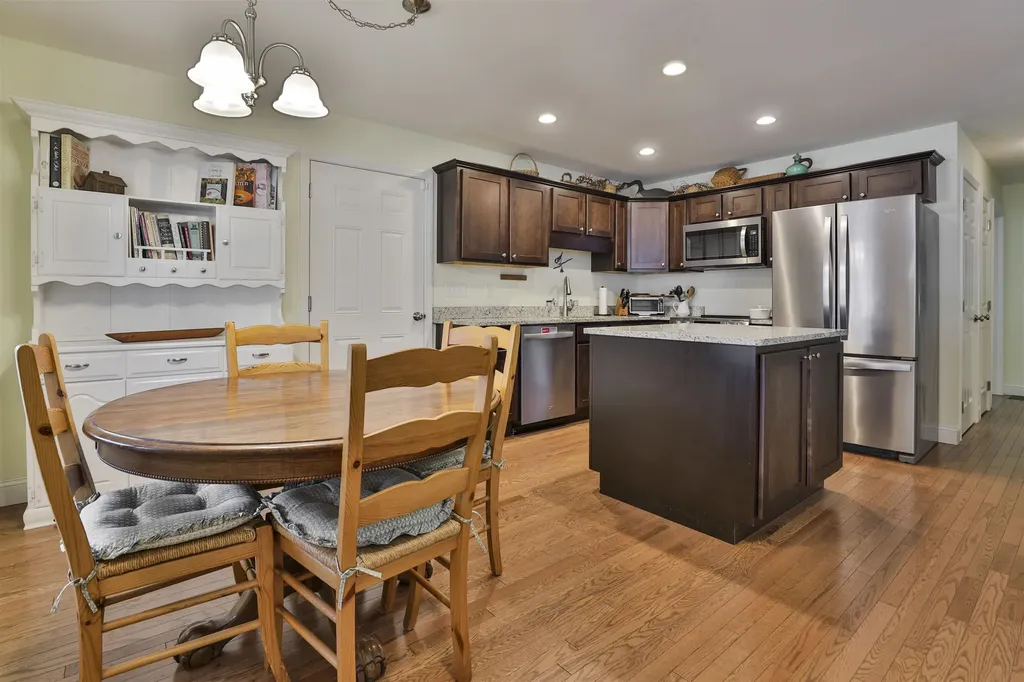 8 Cedar Way Goffstown NH 03045