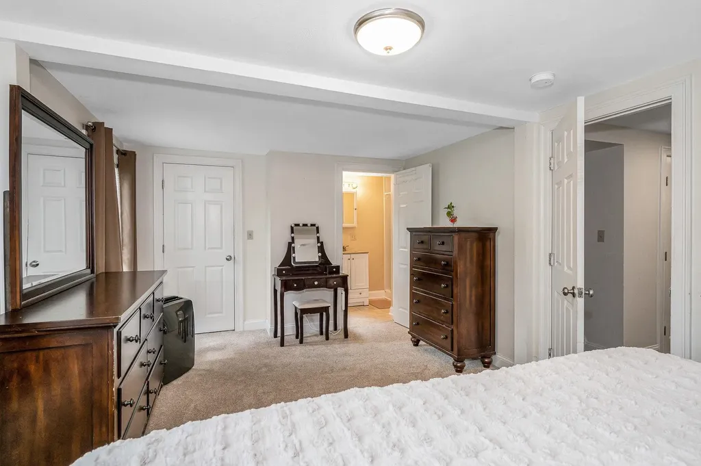 32 Honor Roll Road Pelham NH 03076