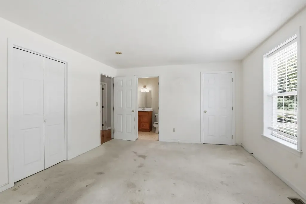 27 Saint John Lane Hampstead NH 03841