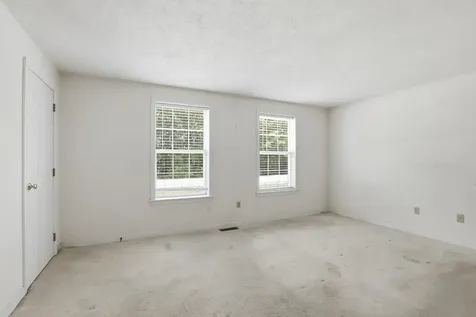 27 Saint John Lane Hampstead NH 03841