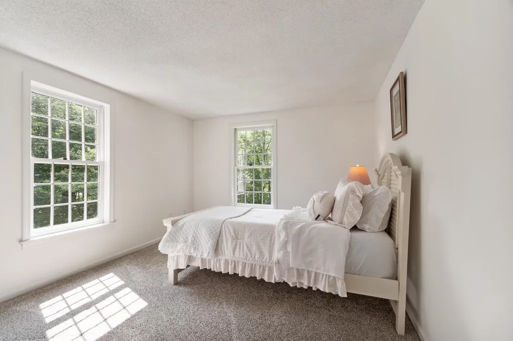 6 Finch Circle Londonderry NH 03053