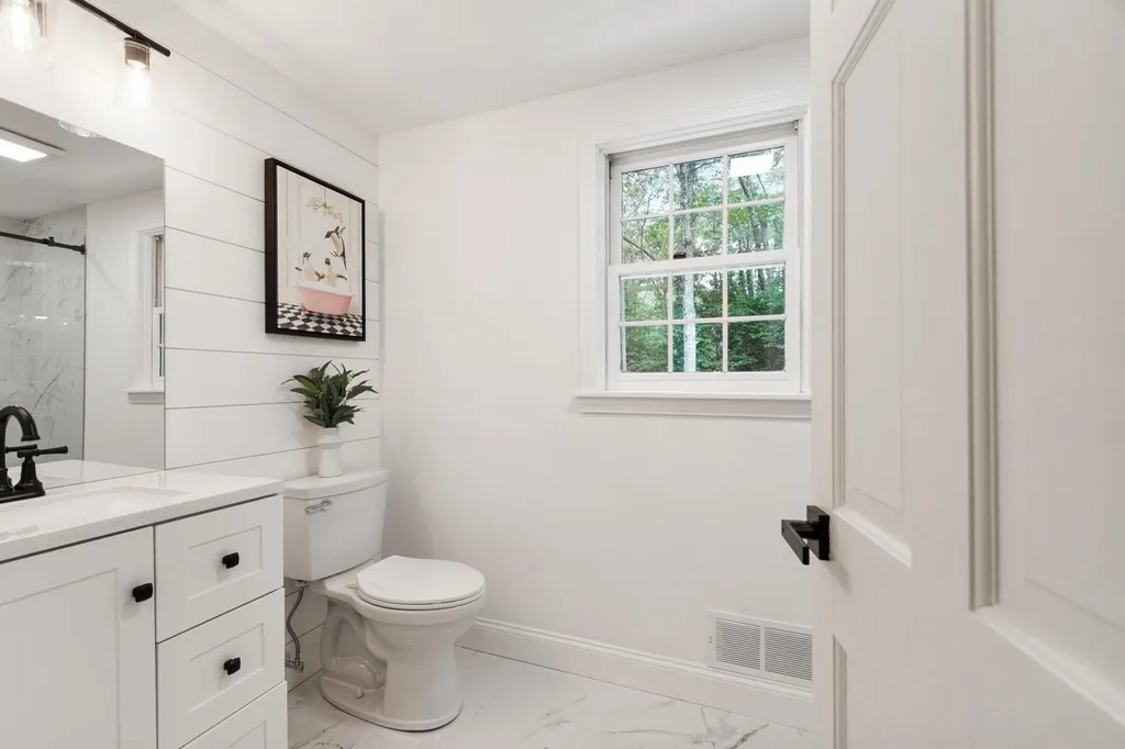 6 Finch Circle Londonderry NH 03053