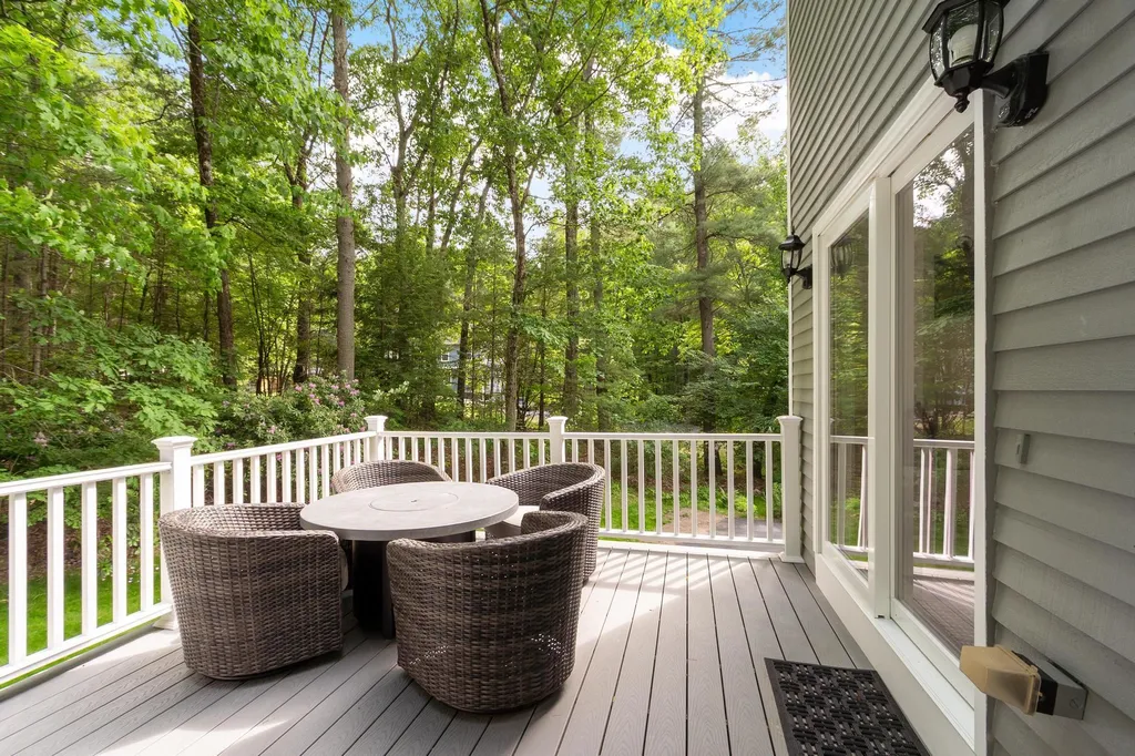 6 Finch Circle Londonderry NH 03053