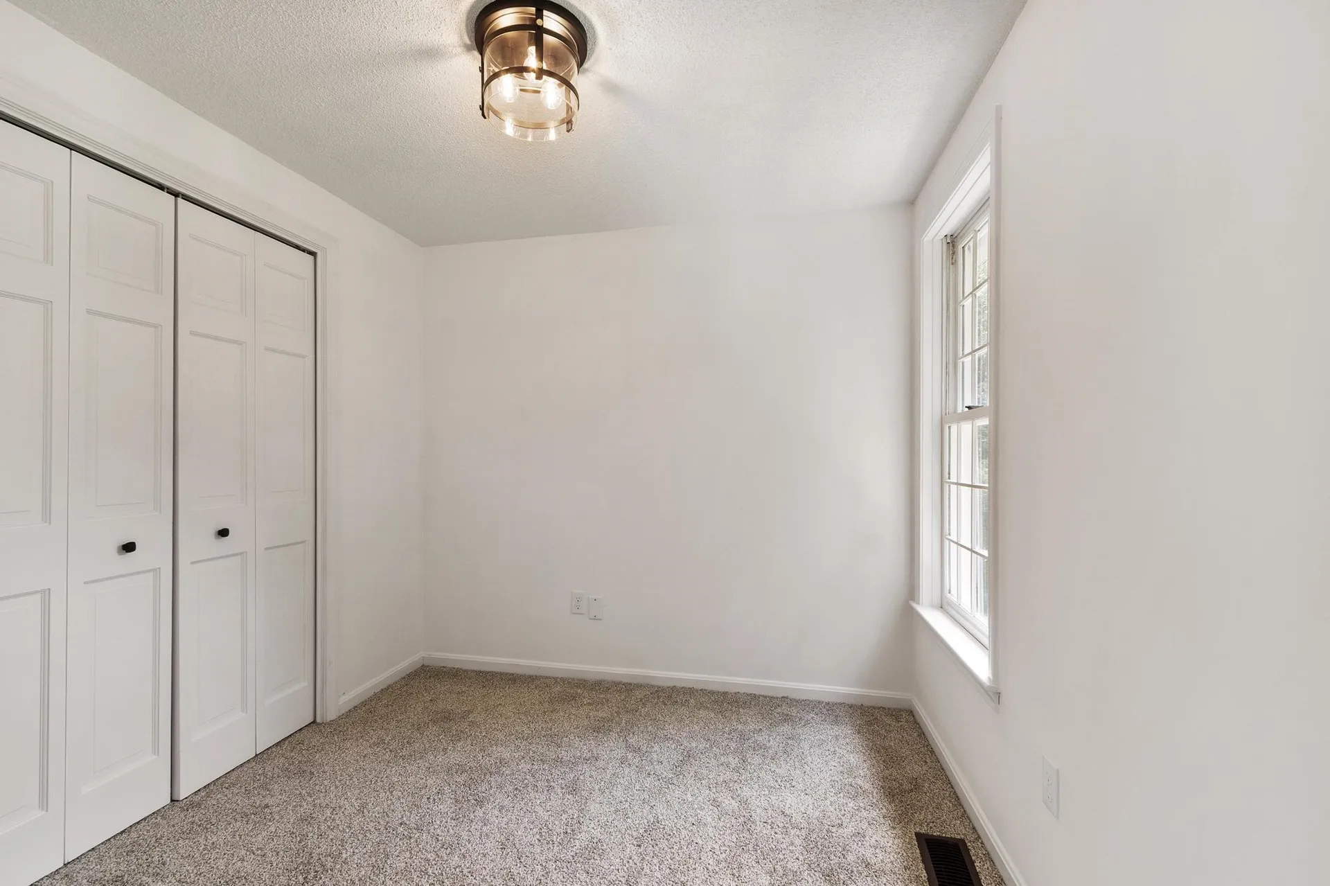 6 Finch Circle Londonderry NH 03053