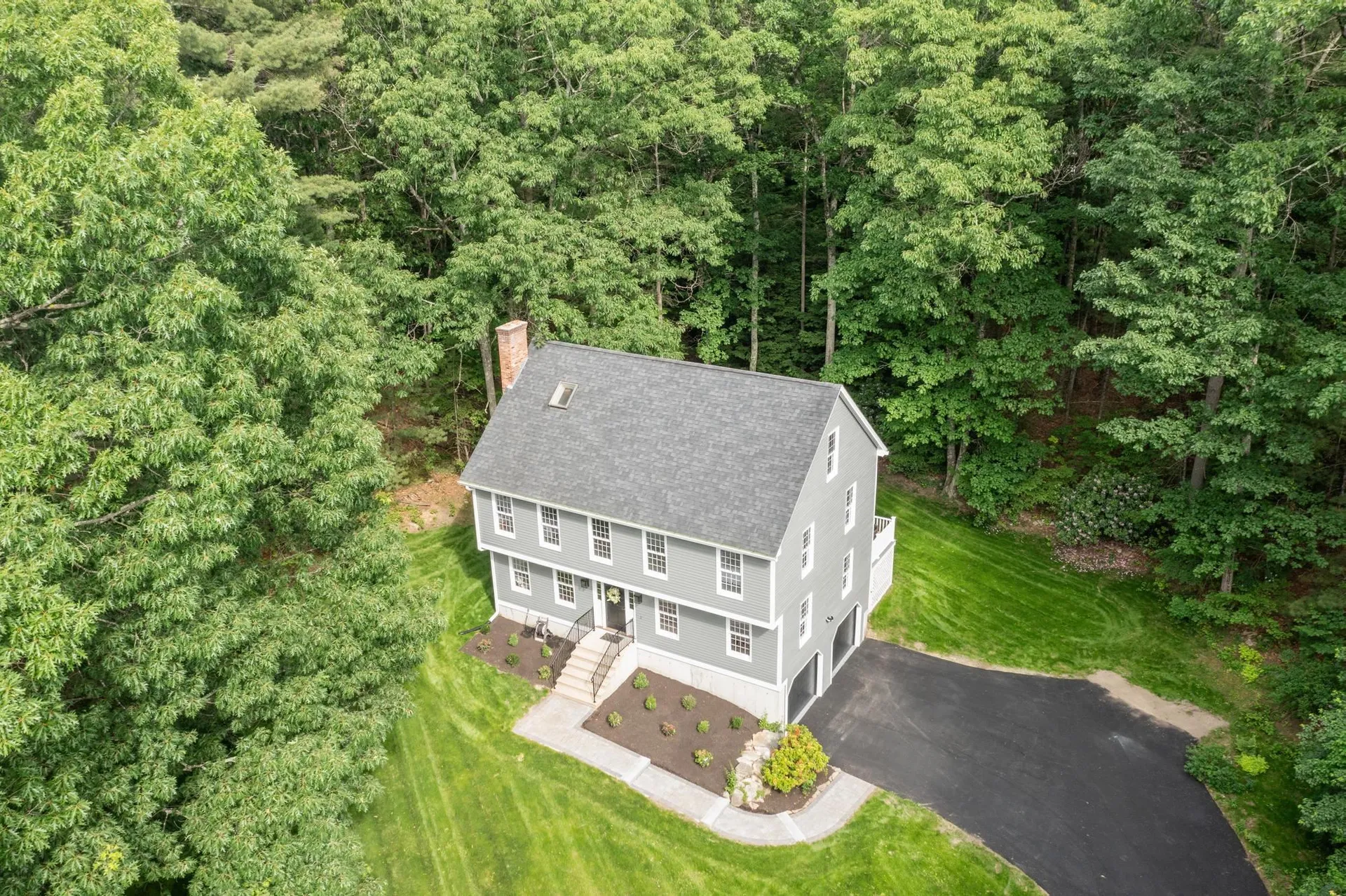 6 Finch Circle Londonderry NH 03053
