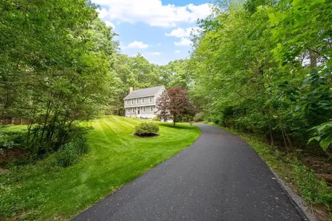 6 Finch Circle Londonderry NH 03053
