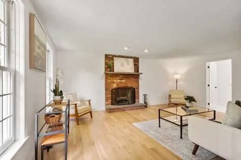 6 Finch Circle Londonderry NH 03053