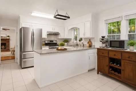 10 Oakdale Avenue Nashua NH 03062