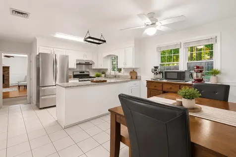 10 Oakdale Avenue Nashua NH 03062