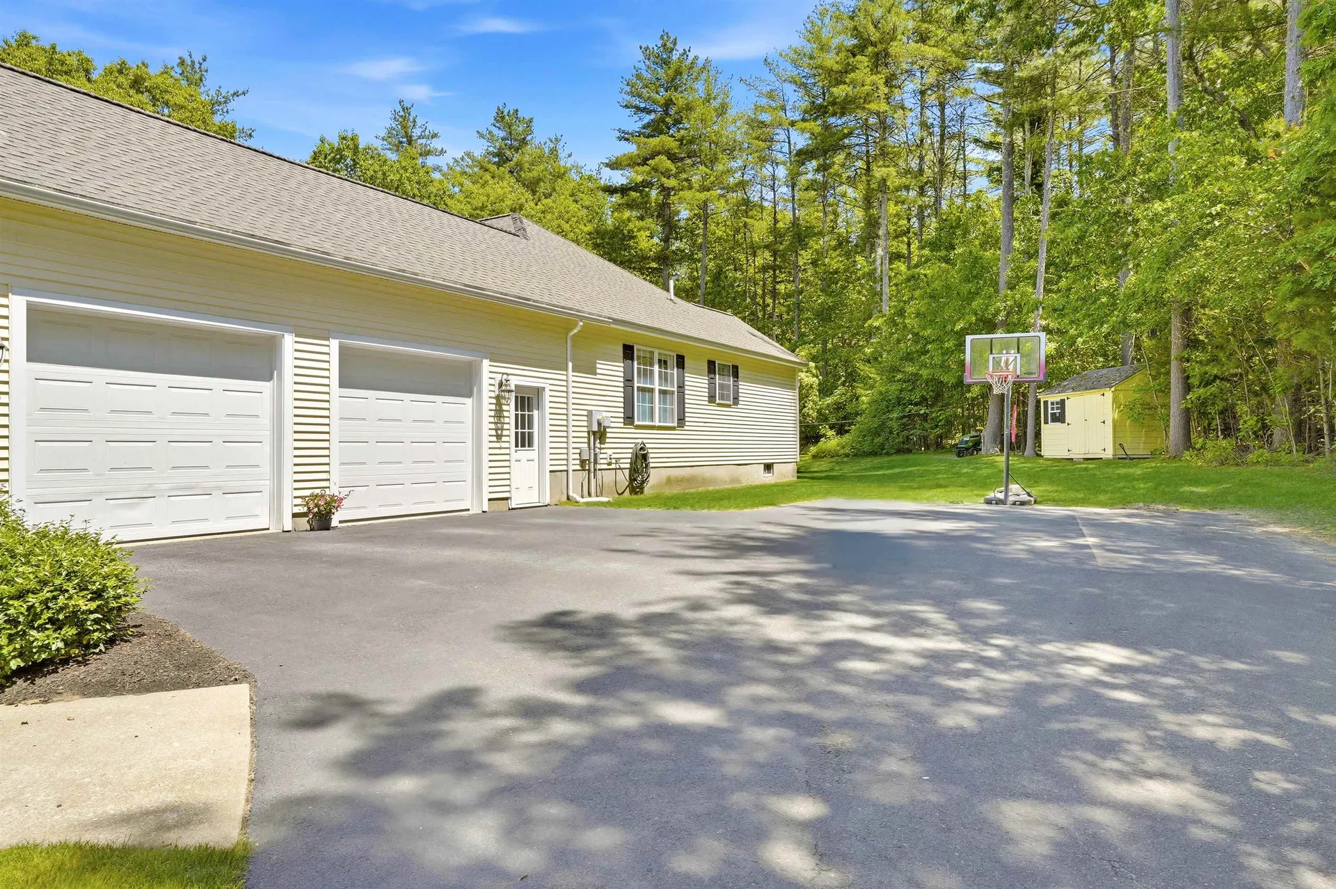 22 May Lane Pelham NH 03076