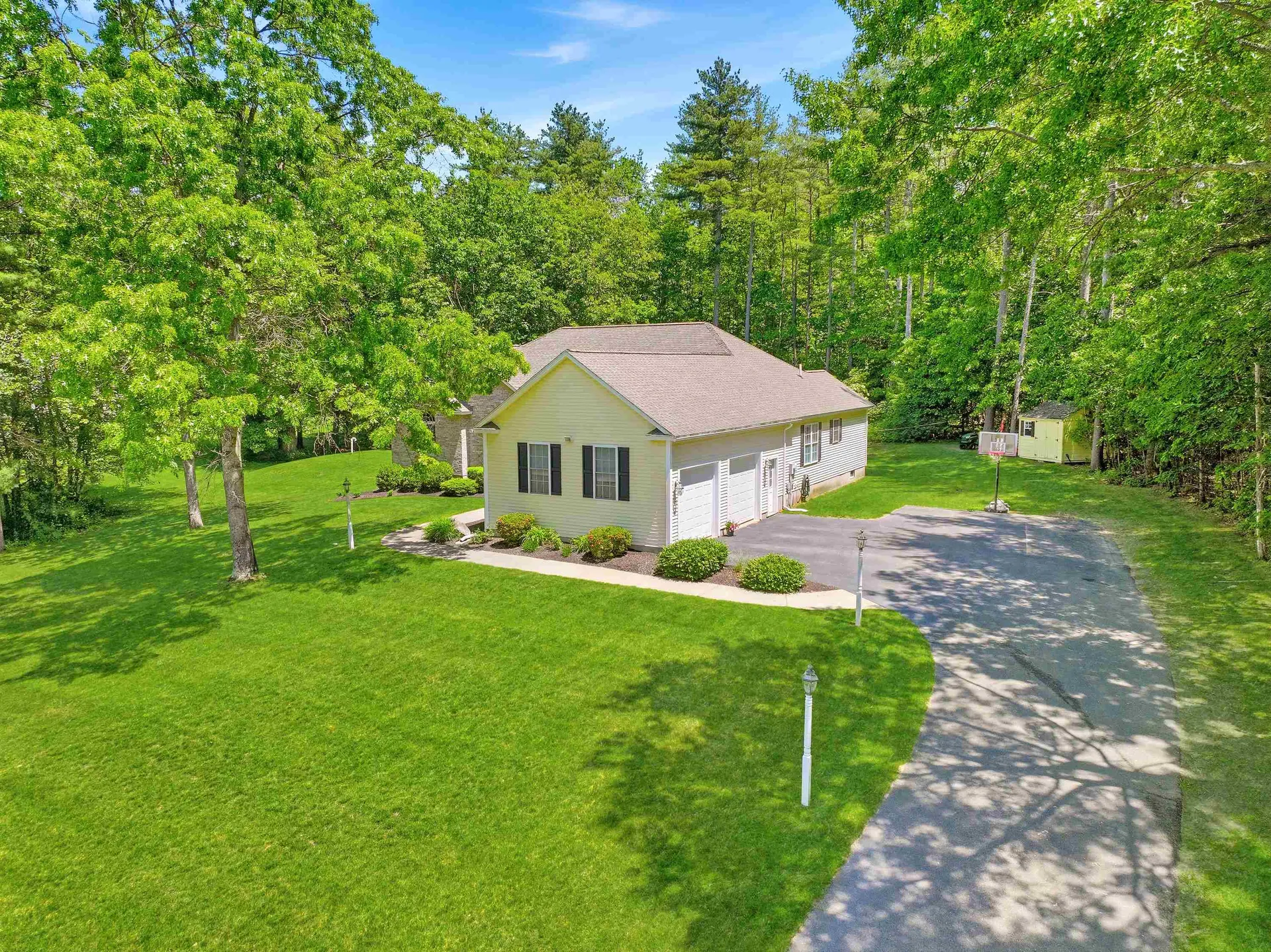 22 May Lane Pelham NH 03076