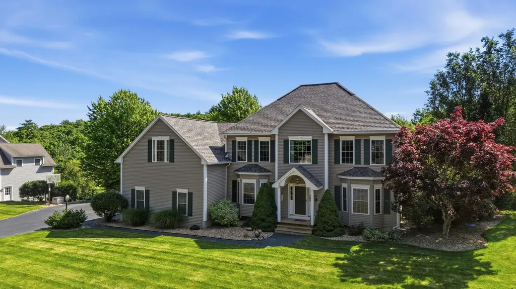 22 Longview Circle Pelham NH 03076