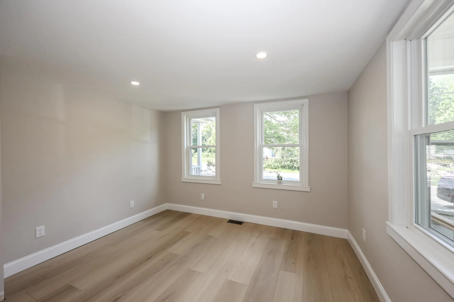 32 Raymond Road Auburn NH 03032