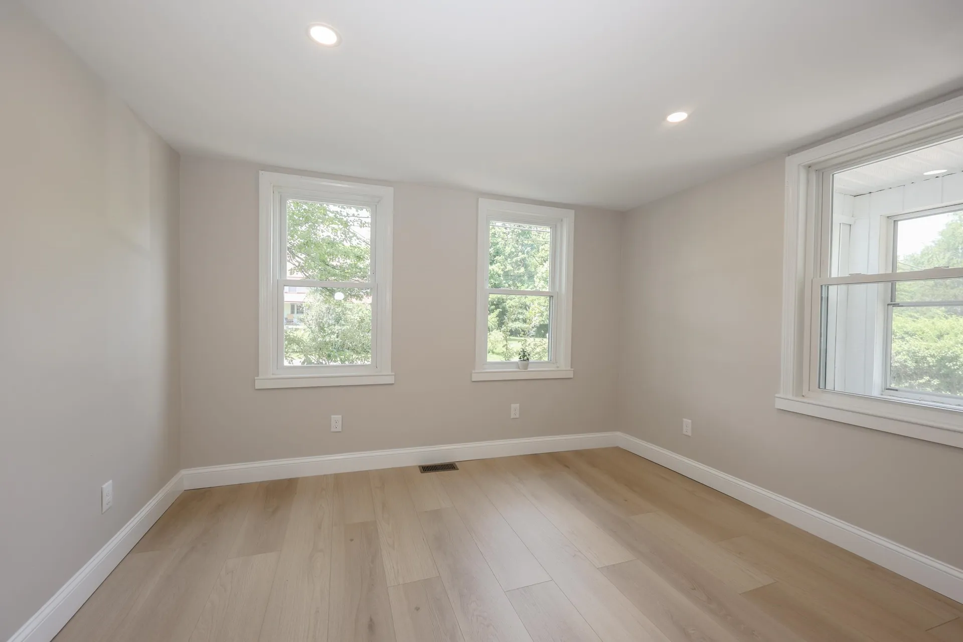 32 Raymond Road Auburn NH 03032