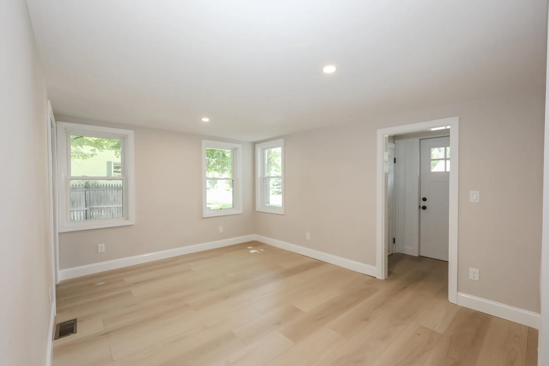 32 Raymond Road Auburn NH 03032