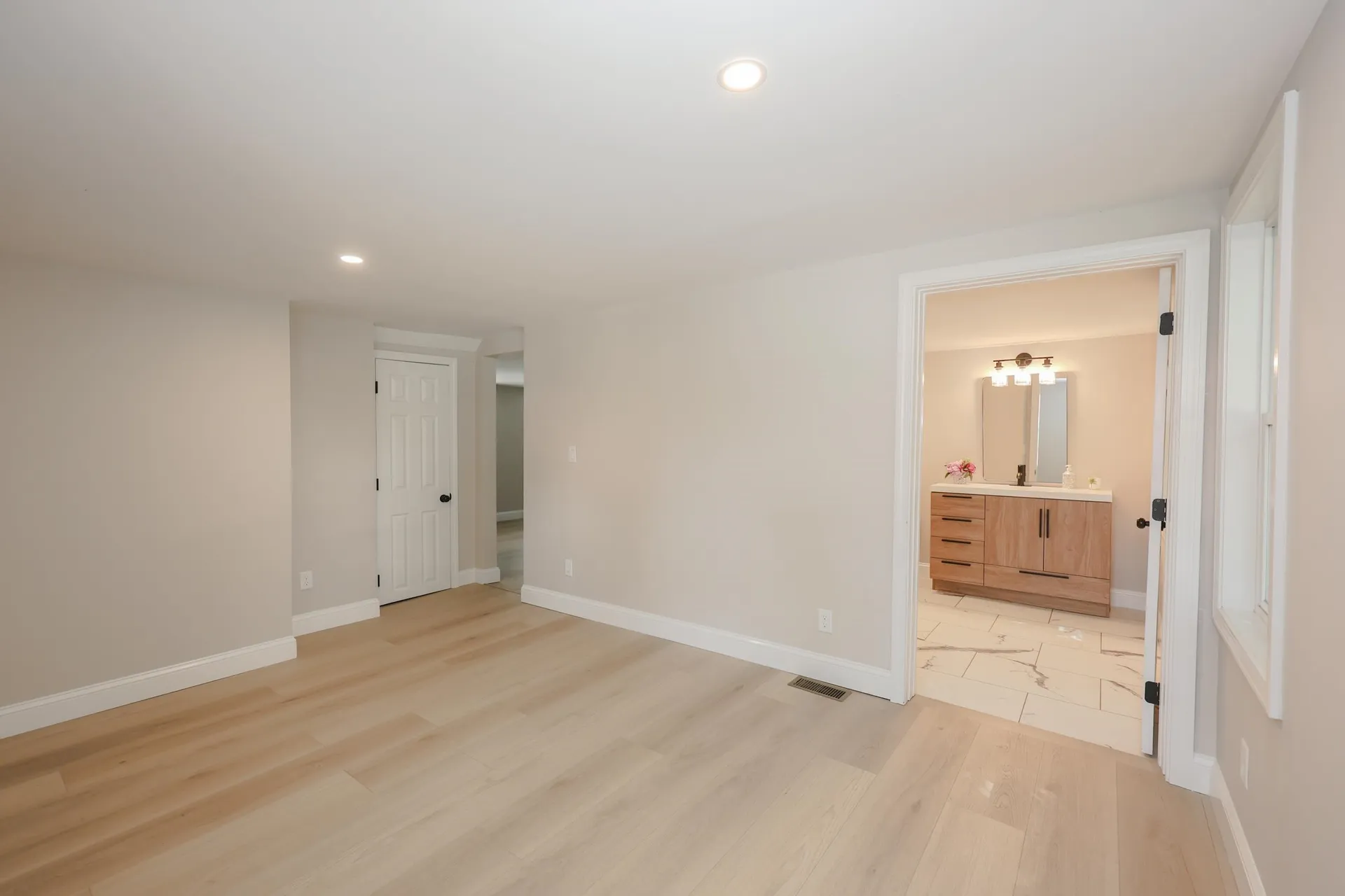32 Raymond Road Auburn NH 03032
