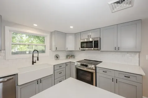 32 Raymond Road Auburn NH 03032