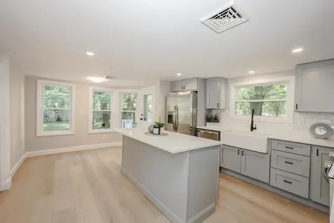 32 Raymond Road Auburn NH 03032