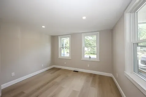 32 Raymond Road Auburn NH 03032