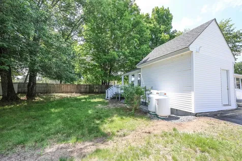 32 Raymond Road Auburn NH 03032