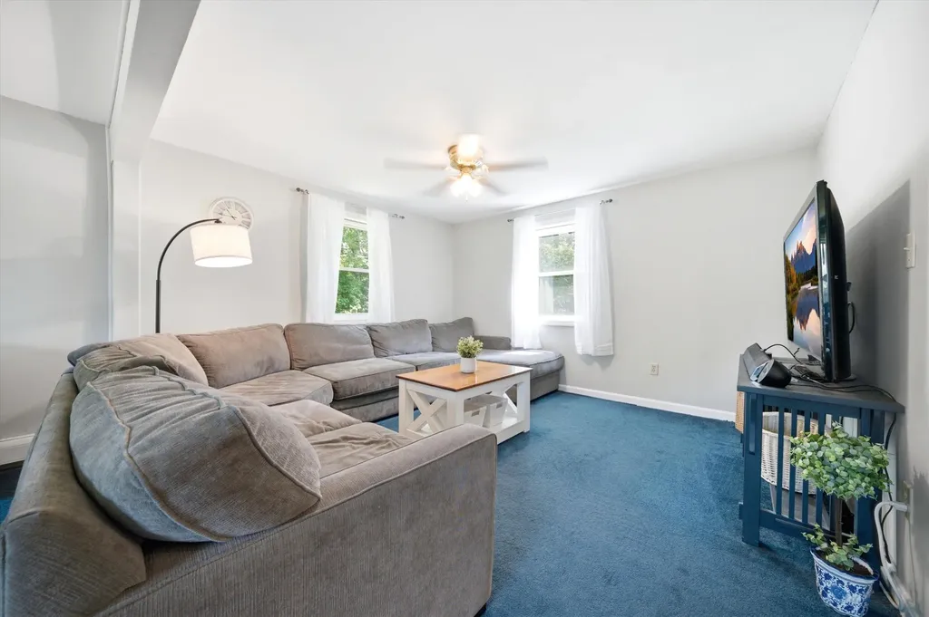 8 Oriole Lane Londonderry NH 03053