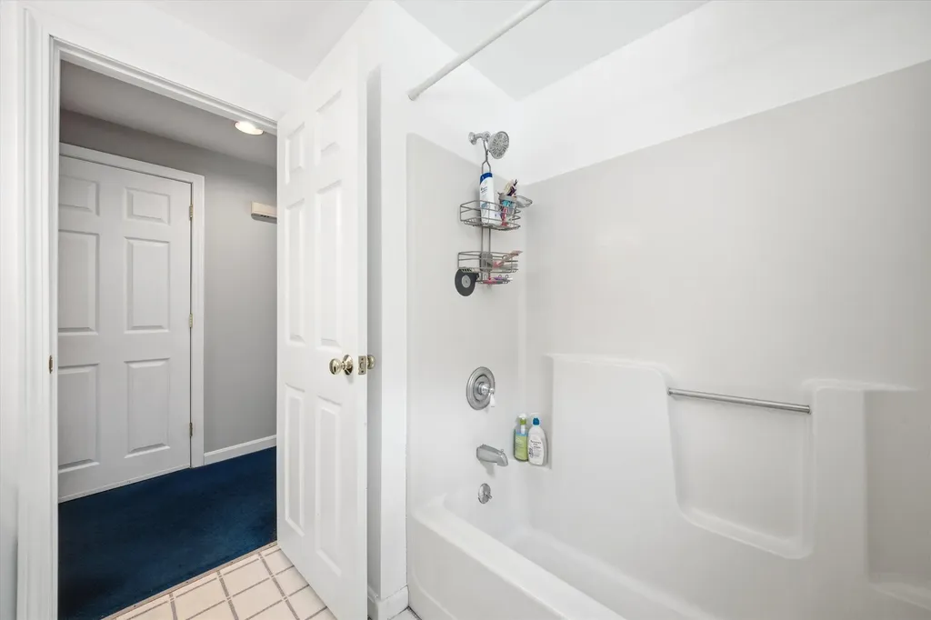 8 Oriole Lane Londonderry NH 03053