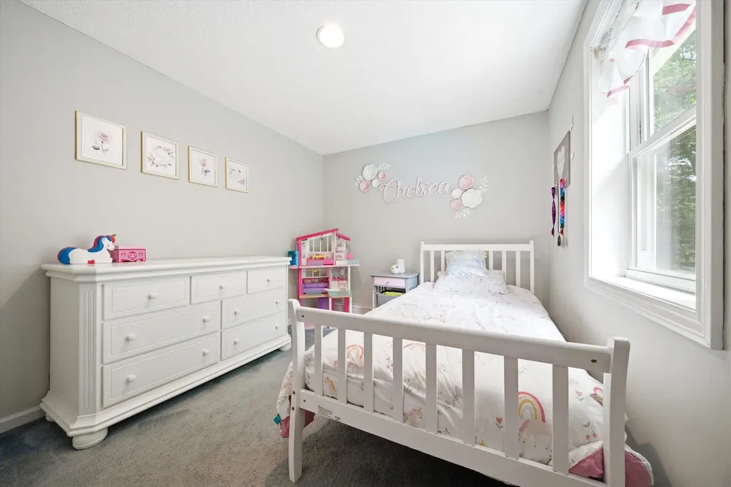 8 Oriole Lane Londonderry NH 03053