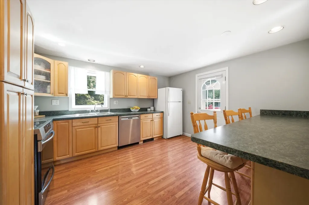 8 Oriole Lane Londonderry NH 03053