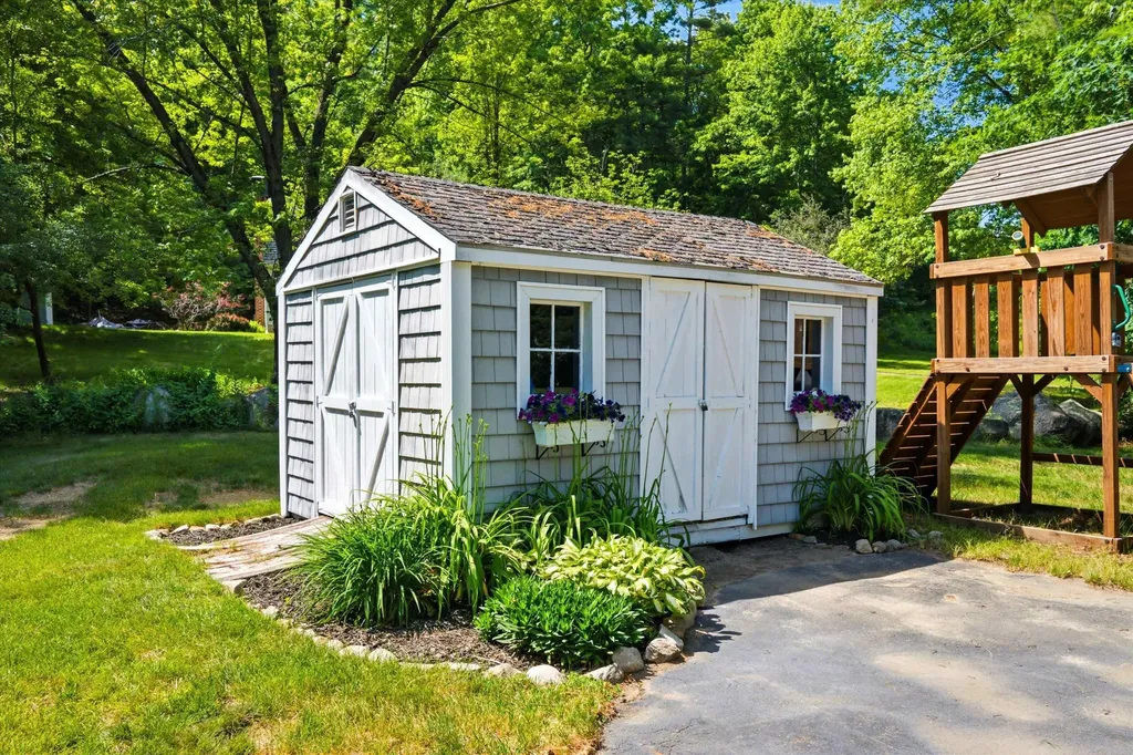 8 Oriole Lane Londonderry NH 03053