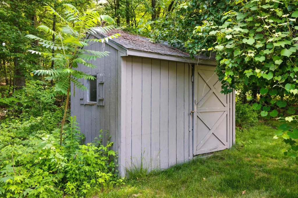 8 Oriole Lane Londonderry NH 03053