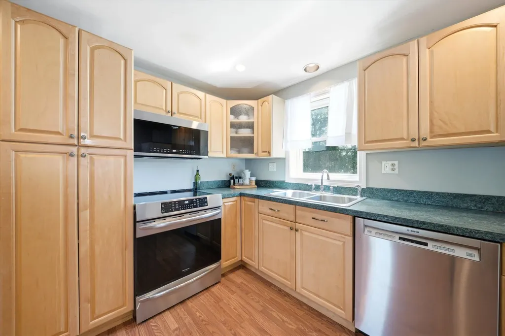 8 Oriole Lane Londonderry NH 03053