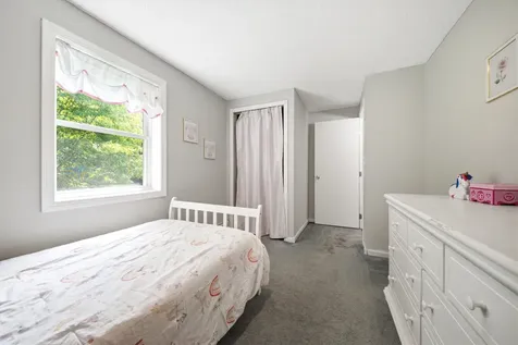 8 Oriole Lane Londonderry NH 03053