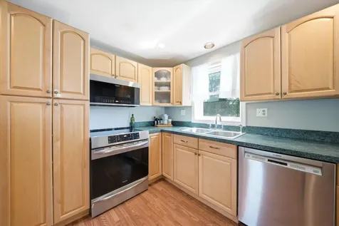 8 Oriole Lane Londonderry NH 03053