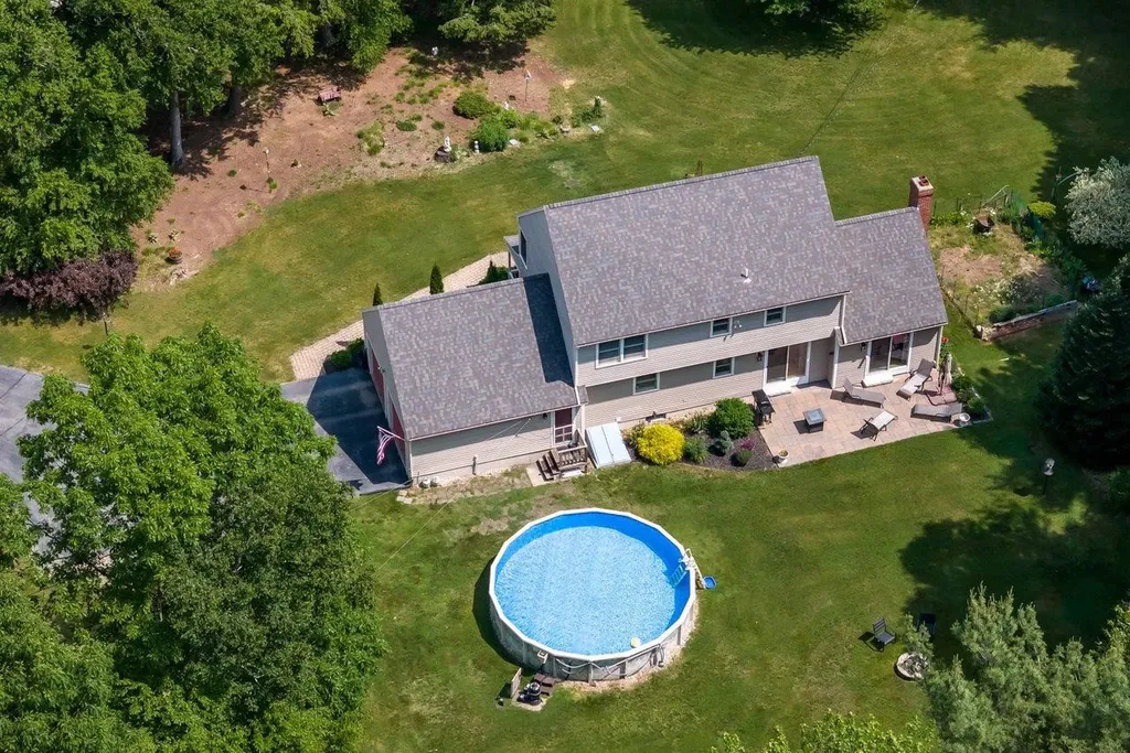 85 Karlin Road Fremont NH 03044