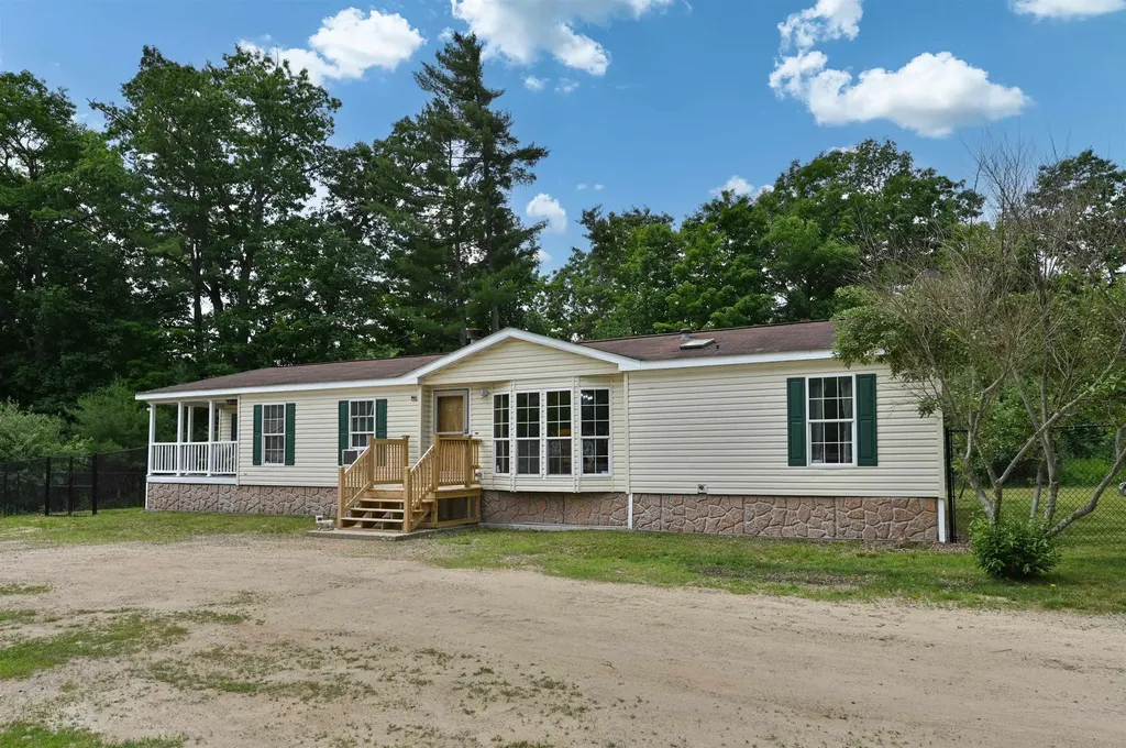 124 Chester Road Raymond NH 03077