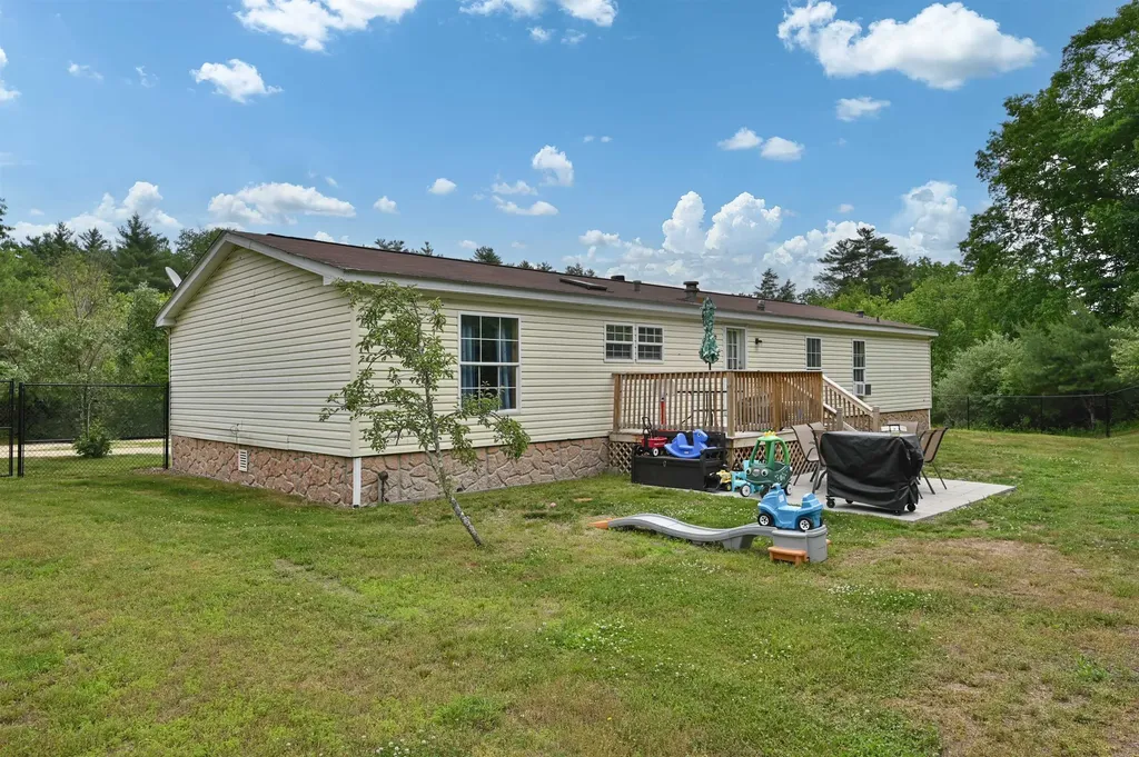124 Chester Road Raymond NH 03077