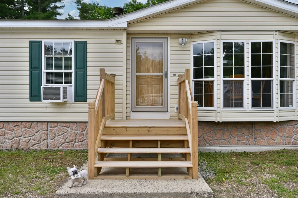 124 Chester Road Raymond NH 03077