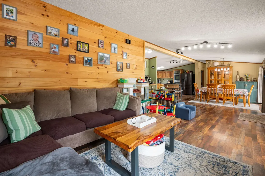 124 Chester Road Raymond NH 03077