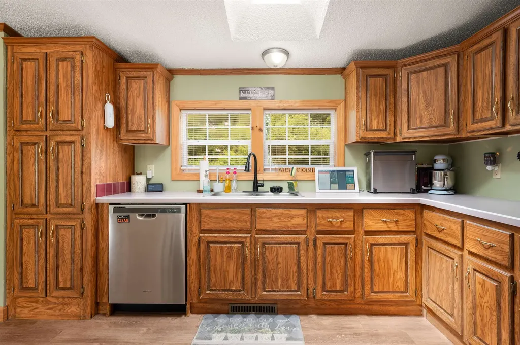 124 Chester Road Raymond NH 03077