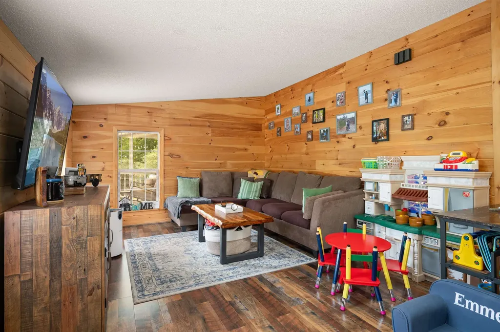 124 Chester Road Raymond NH 03077