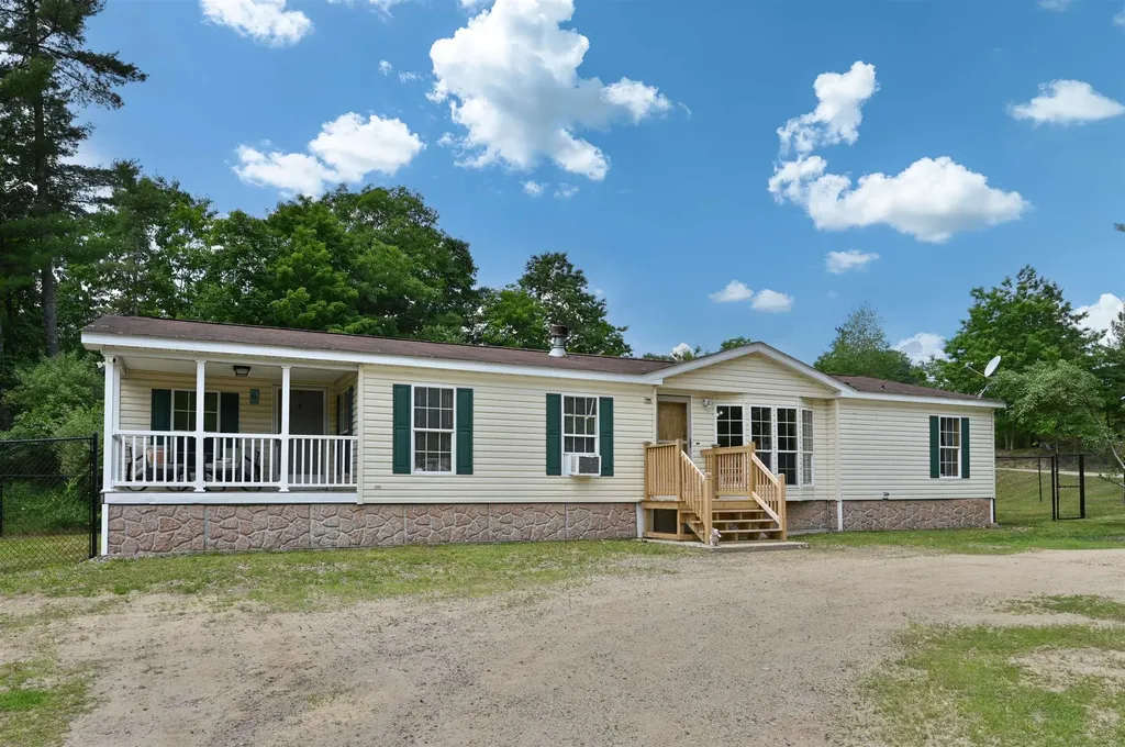 124 Chester Road Raymond NH 03077