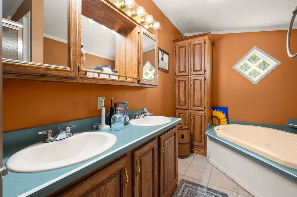 124 Chester Road Raymond NH 03077