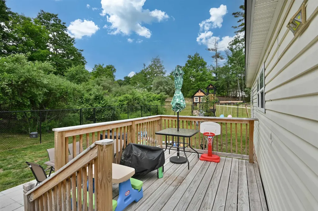 124 Chester Road Raymond NH 03077